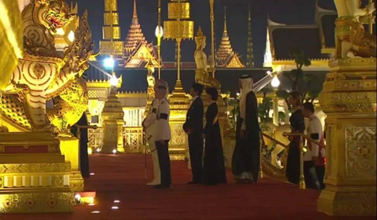 จารึกไว้ในความทรงจำ!!! ประมวลภาพ พระราชวงศ์-ผู้นำต่างประเทศ ขึ้นพระเมรุมาศถวายพระเพลิงพระบรมศพ ในหลวง ร.๙