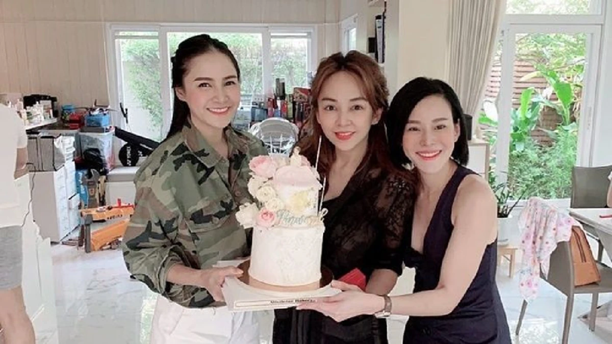 “หนิง ปณิตา”ตั้งใจเซอร์ไพรส์วันเกิดเพื่อนรัก แต่โดน“เป้ย ปานวาด”แกล้งกลับไม่คุยด้วย  เจ้าตัวถึงกับร้องไห้โฮเลย(คลิป)