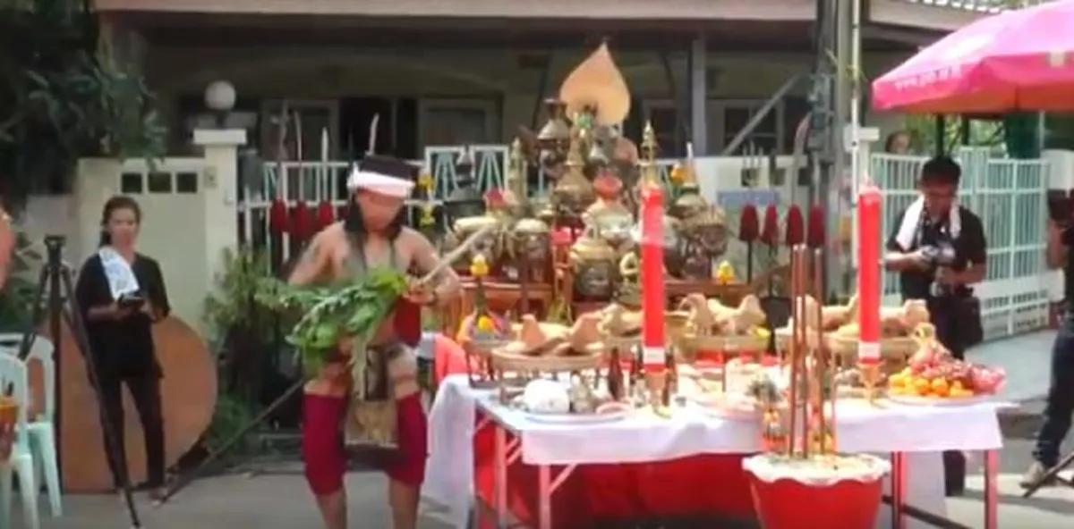 ไปกันใหญ่โต!! โผล่อีก ร่างทรง "พระพิราพ" บรมครูชั้นสูงแห่งนาฏศิลป์ โชว์ร่ายรำพิสดาร ดูไม่เป็นท่า ชาวเน็ตจวกเละ นรกกินกบาลมึงแน่ (คลิป)