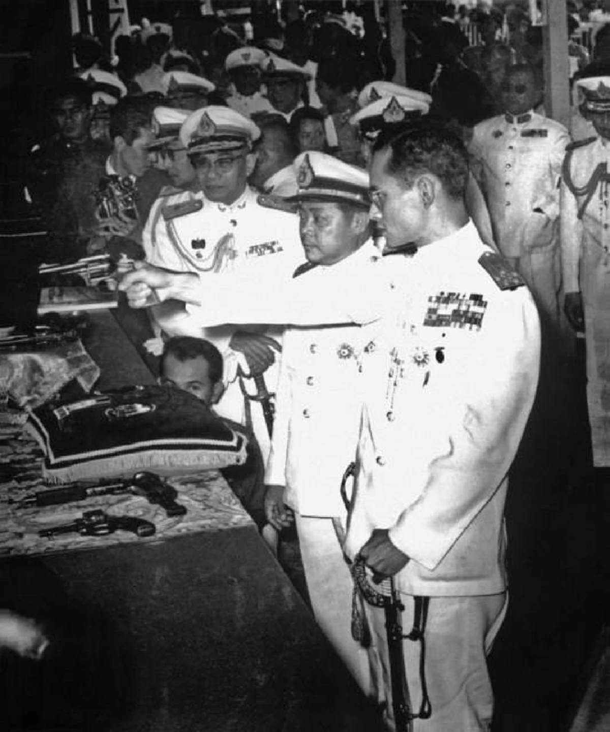 ธ ทรงเป็น จอมทัพไทย!! อีกหนึ่งพระปรีชาสามารถของ "ในหลวง ร.9 - สมเด็จพระราชินีฯ" ด้านทรงพระแสงปืน ที่คนรุ่นหลังไม่เคยได้เห็น (ภาพ)