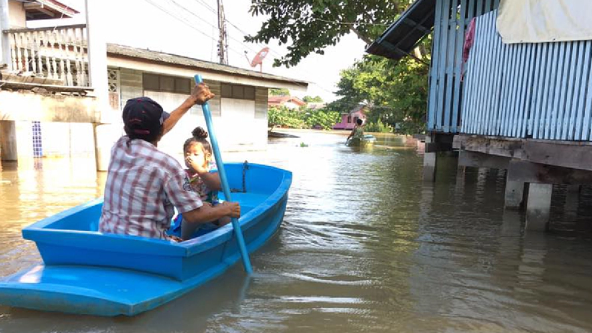 อยุธยาอ่วมหนัก!! พบผู้เสียชีวิตแล้ว ๗ ราย ระดับน้ำพอกันกับปี ๕๔ ไม่มีแนวโน้มว่าจะคลี่คลาย ประกาศ ๙ อำเภอเป็นเขตภัยพิบัติ