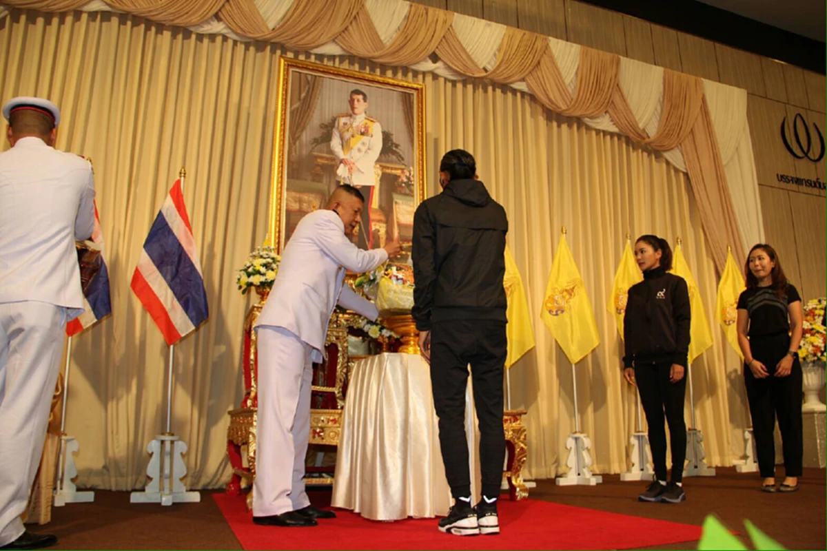 ซาบซึ้งในพระมหากรุณาธิคุณ !! เปิด3สิ่งของมหามงคล..."ตูน บอดี้สเเลม" เเละทีมงาน "ก้าวคนละก้าว" เข้ารับพระราชทานจาก "ในหลวงร.10" (รายละเอียด)