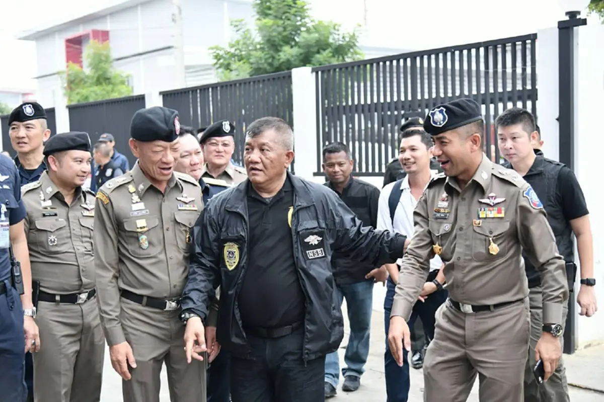 กวาดล้างให้สิ้นซาก "บิ๊กหมาย" ลุยเอง ชุดสยบไพรีบุกโรงงานยางแถวกระทุ่มแบน ค้ายารวยอู้ฟู่กว่า 100 ล้าน