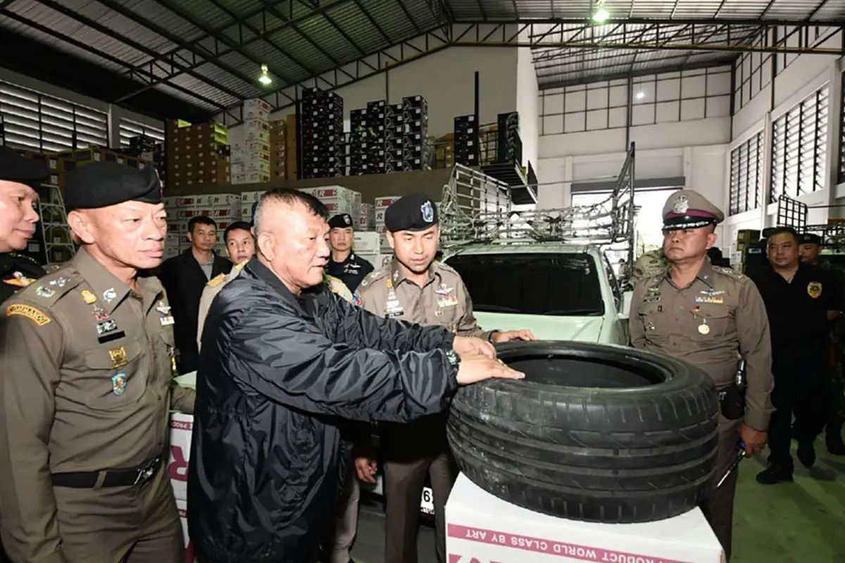 กวาดล้างให้สิ้นซาก "บิ๊กหมาย" ลุยเอง ชุดสยบไพรีบุกโรงงานยางแถวกระทุ่มแบน ค้ายารวยอู้ฟู่กว่า 100 ล้าน