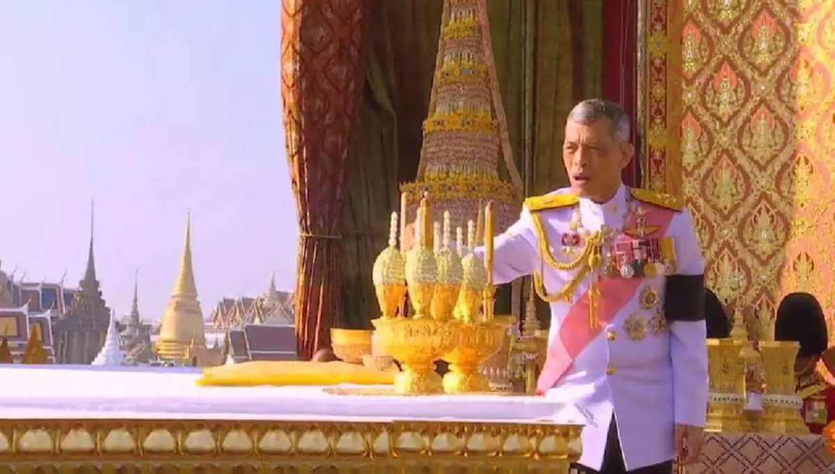 ทรงเป็นต้นแบบของความนอบน้อมอย่างแท้จริง....ภาพนาที"พระองค์ภาฯ"ย่อพระชานุ รับกระเป๋าจาก"ทูลกระหม่อมฯ"มาถือไว้ให้ นี่แหละองค์หญิงของคนไทย