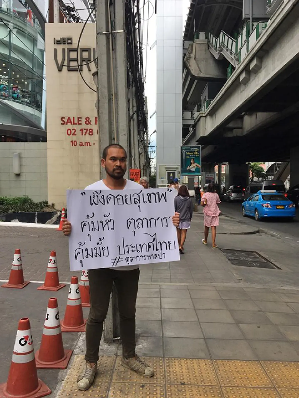 งานนี้เจอถอนรากถอนโคน!! โซเชียลเปิดวาร์ป "หนุ่มเครากร่าง" ถ่ายคลิปจวกทหาร สุดเหลือเชื่อ! ทำตัวรู้กม. แต่กับทำผิดกม.สารพัด แต่ไม่โดนดำเนินคดี