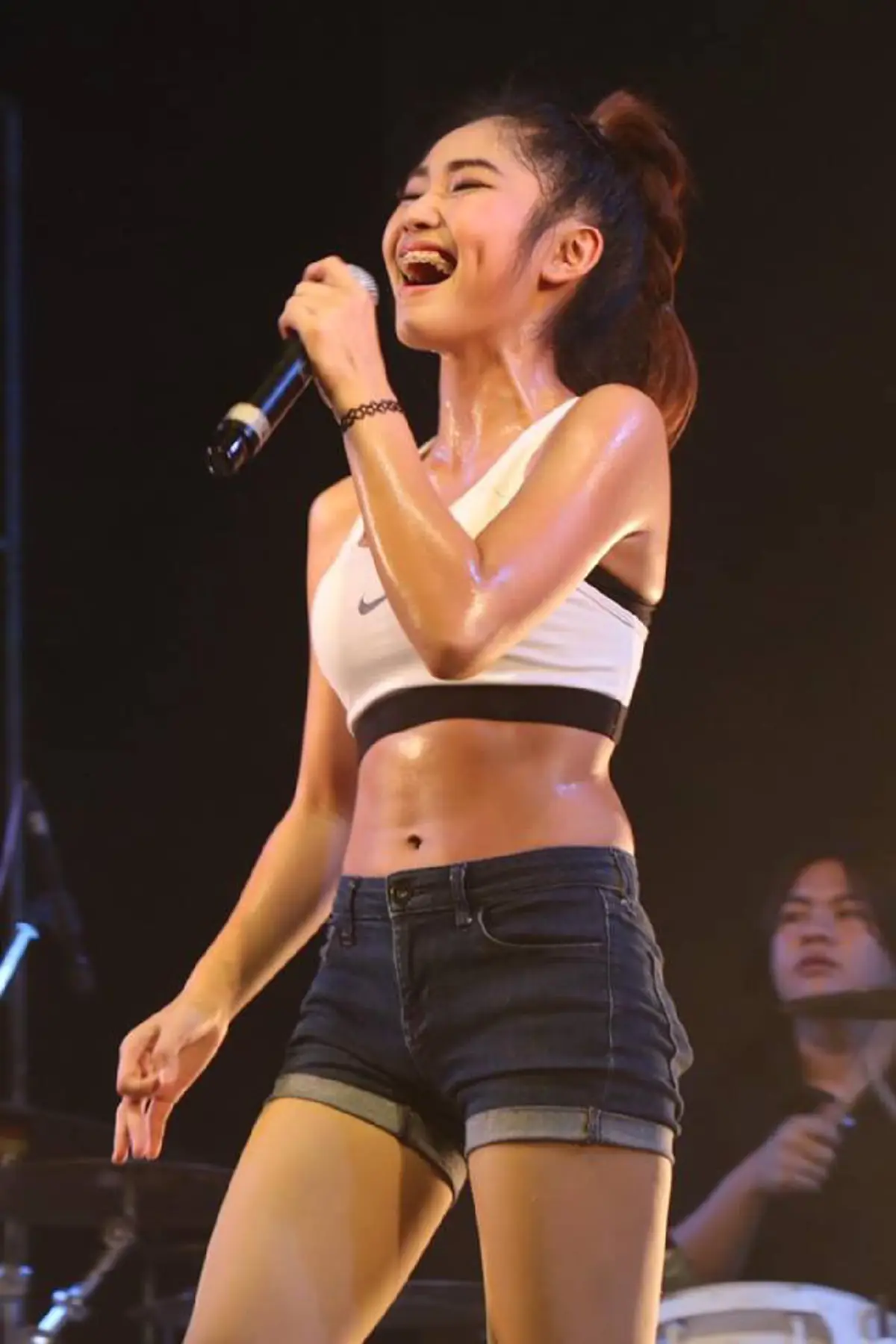 **"น้องแก้มใส" นักร้องหน้าใหม่ แห่งค่าย "ไหทองคำ" คนล่าสุด ทั้งสวย - แซบ ครบเครื่อง ! ไม่แพ้เบอร์ 1 อย่าง "ลำไย" ! (ชมภาพ)