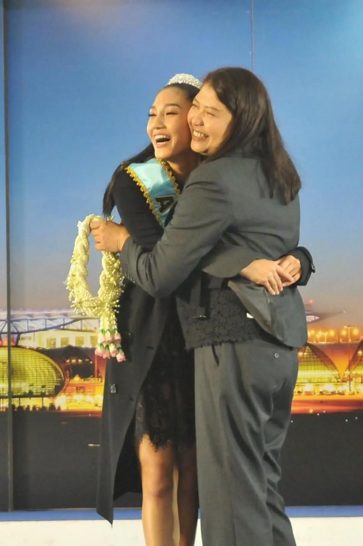 "นิโคลีน" ตื้นตันคว้ารองอันดับ 1 "มิสเวิลด์ 2018" เป็นของขวัญปีใหม่ให้คนไทย ก้มกราบเท้าแม่ หญิงแกร่งผู้อยู่เบื้องหลังความสำเร็จชีวิต