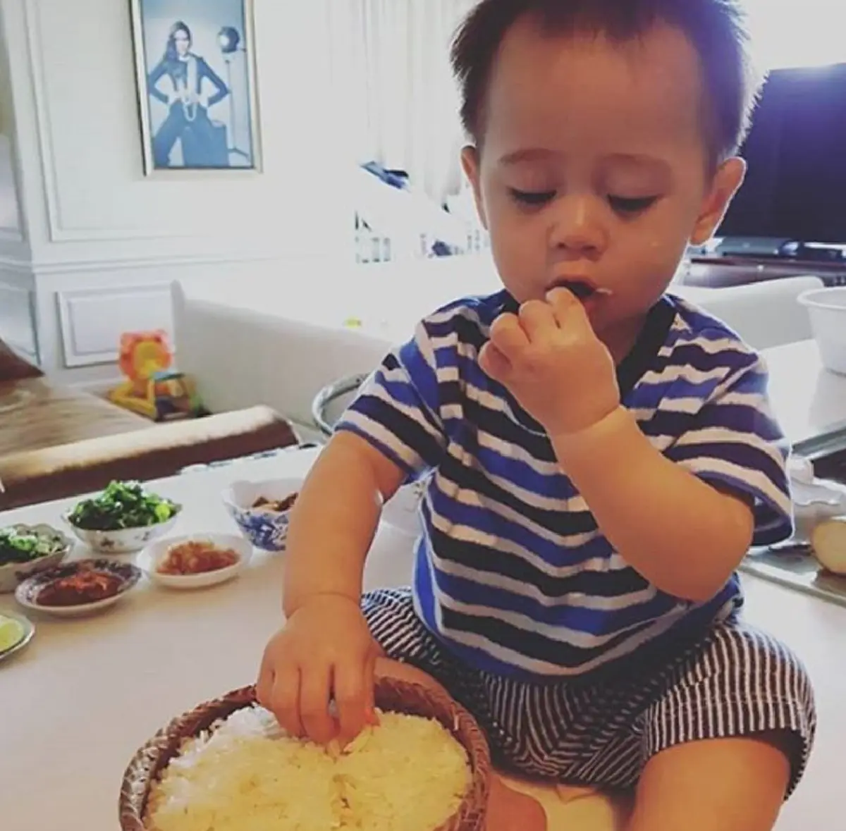 น่าเอ็นดูจริงพ่อคุณ "น้องสายฟ้า" นอนชิวบนรถ สองมือถือขนมปังเคี้ยวตุ้ยๆ ก็ผมหิวนี่ครับ