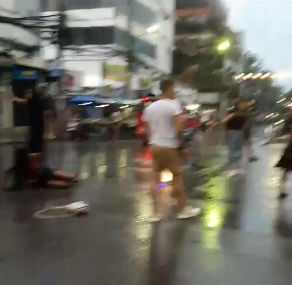 สันดานป่าเถื่อน!! แก๊งกะเทยกร่าง รุมยำ "นทท.ต่างชาติ" ใส่เต็มตีนไม่ไว้หน้า เละหมดสภาพ โซเชียลระอุ มึงทำให้ประเทศเสียชื่อ (คลิป)