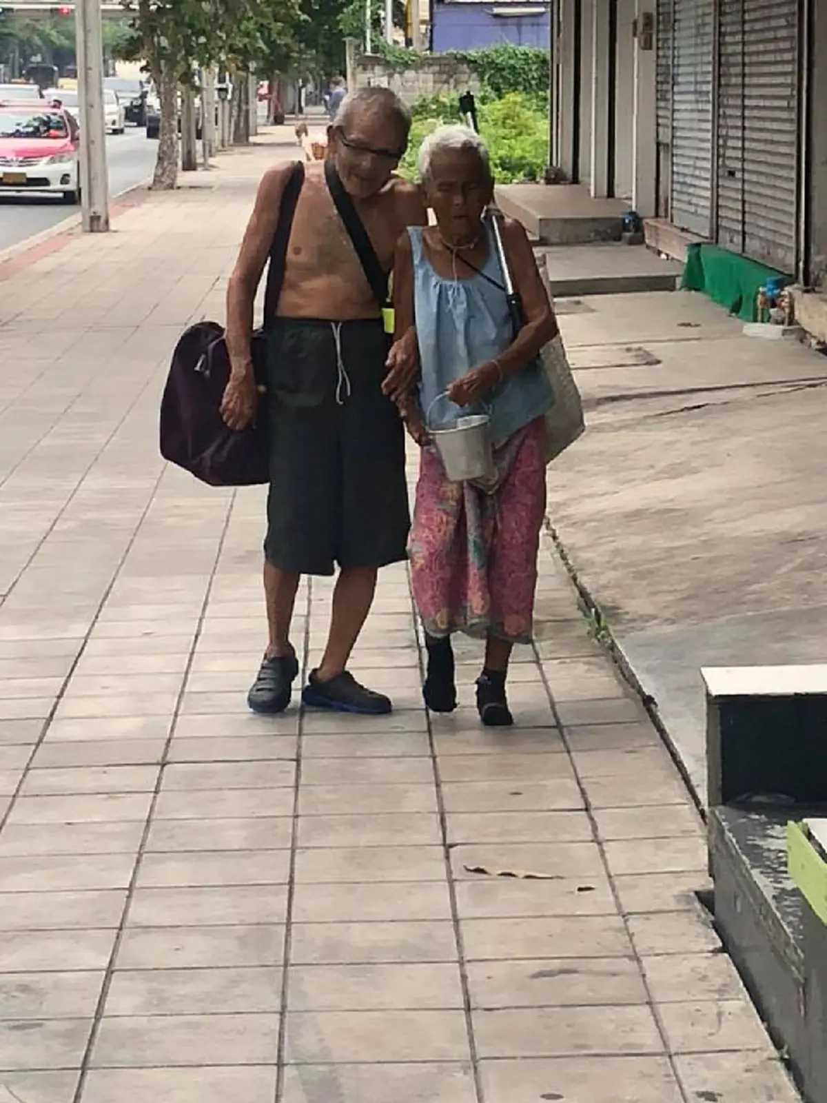 รักแท้มีอยู่จริง...ตายายพิการ หอบสังขารจูงมือเดินขอทานหาเงินเลี้ยงลูกเป็นอัมพาต เห็นแล้วปวดใจชีวิตคนเรามันไม่เท่ากัน! (มีคลิป)