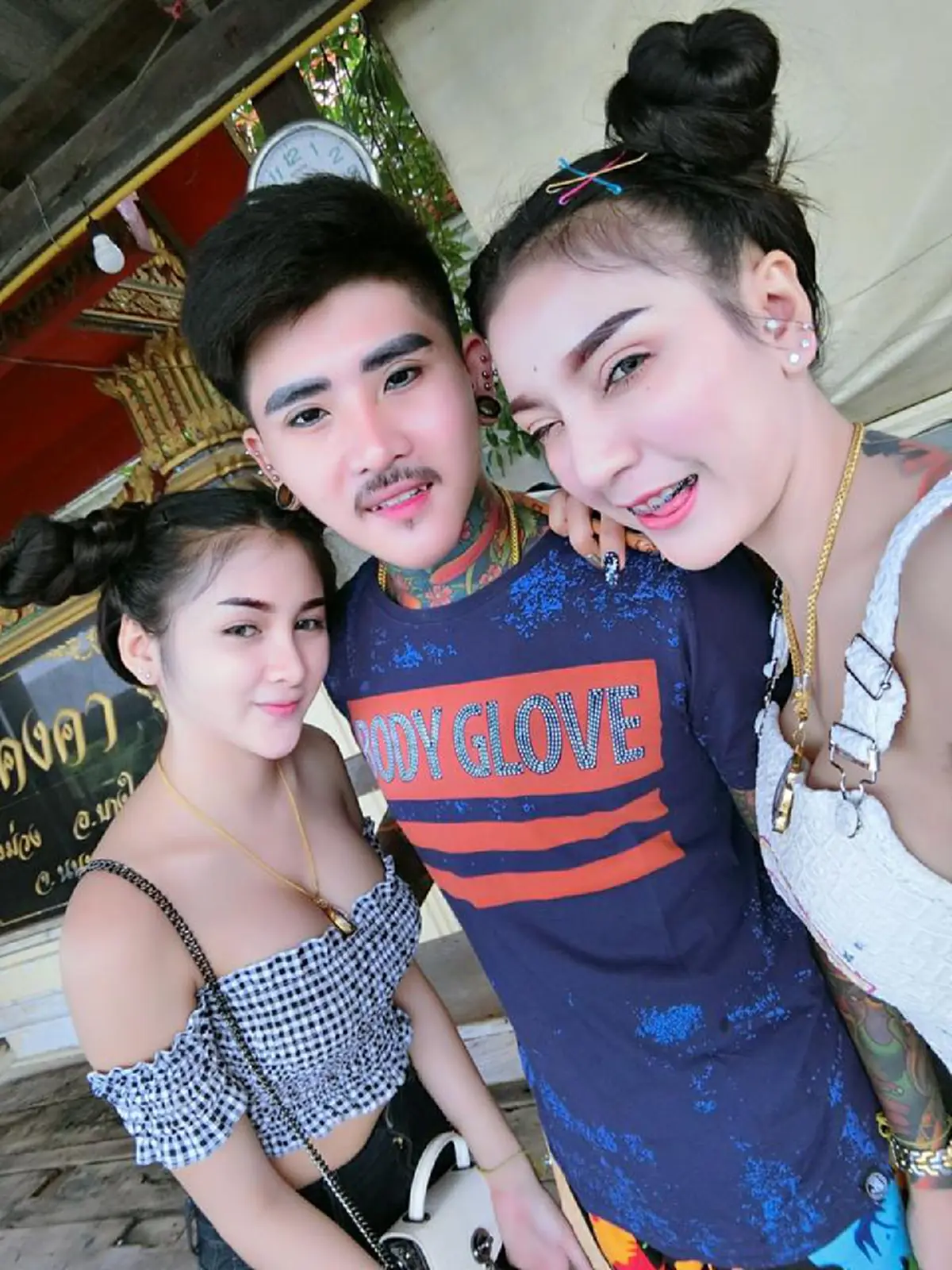 เรียกข้าว่าขุนแผน! ตาร้อนทั้งโซเชียล หนุ่มเปิดตัวภรรยา 2 คน สุดแจ่ม แถมยังสวยขยี้ใจสุดๆ ใครเห็นต่างพูดคำเดียวว่า อิจฉาเว่อร์!? (ชมคลิป)