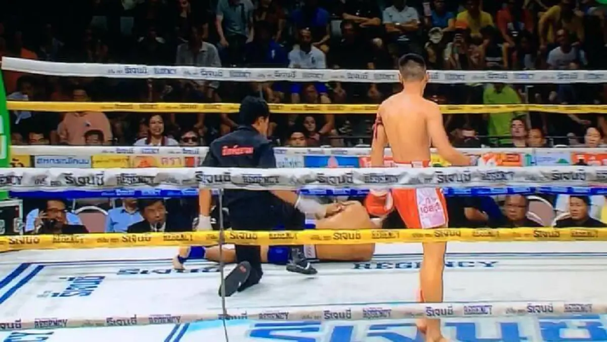 งามหน้าวงการมวยไทย?!! ดูกันชัดๆ คู่มวยไทยปัญหา"ฝ่ายเเดง"เตะผ่าหมากเต็มๆ..ไร้สปิริตสุดๆ ไม่โดนจับฟาวล์?? กรรมการชูมือให้ชนะน็อค!!(คลิป)