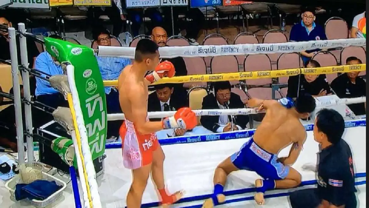 งามหน้าวงการมวยไทย?!! ดูกันชัดๆ คู่มวยไทยปัญหา"ฝ่ายเเดง"เตะผ่าหมากเต็มๆ..ไร้สปิริตสุดๆ ไม่โดนจับฟาวล์?? กรรมการชูมือให้ชนะน็อค!!(คลิป)