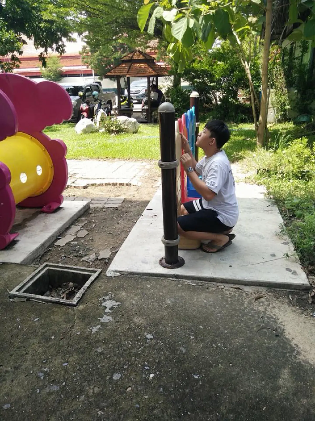 ซอมเบิ่งอยู่เด้อ !!? รวมภาพชวนยิ้ม ผู้ปกครองกับวันเปิดเทอมวันแรก น่ารักซะ! นึกว่าพลซุ่มยิง...มันก็จะห่วงๆหน่อย (ชมภาพชุด)