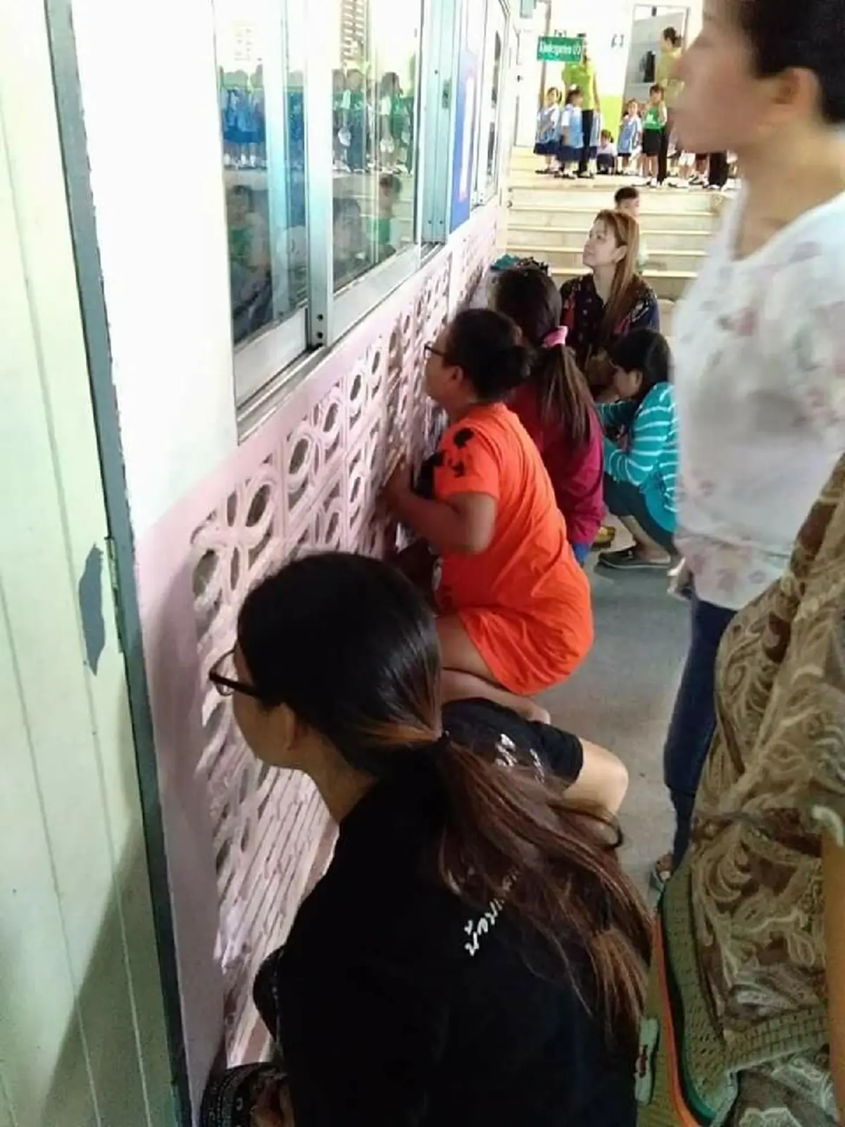 ซอมเบิ่งอยู่เด้อ !!? รวมภาพชวนยิ้ม ผู้ปกครองกับวันเปิดเทอมวันแรก น่ารักซะ! นึกว่าพลซุ่มยิง...มันก็จะห่วงๆหน่อย (ชมภาพชุด)