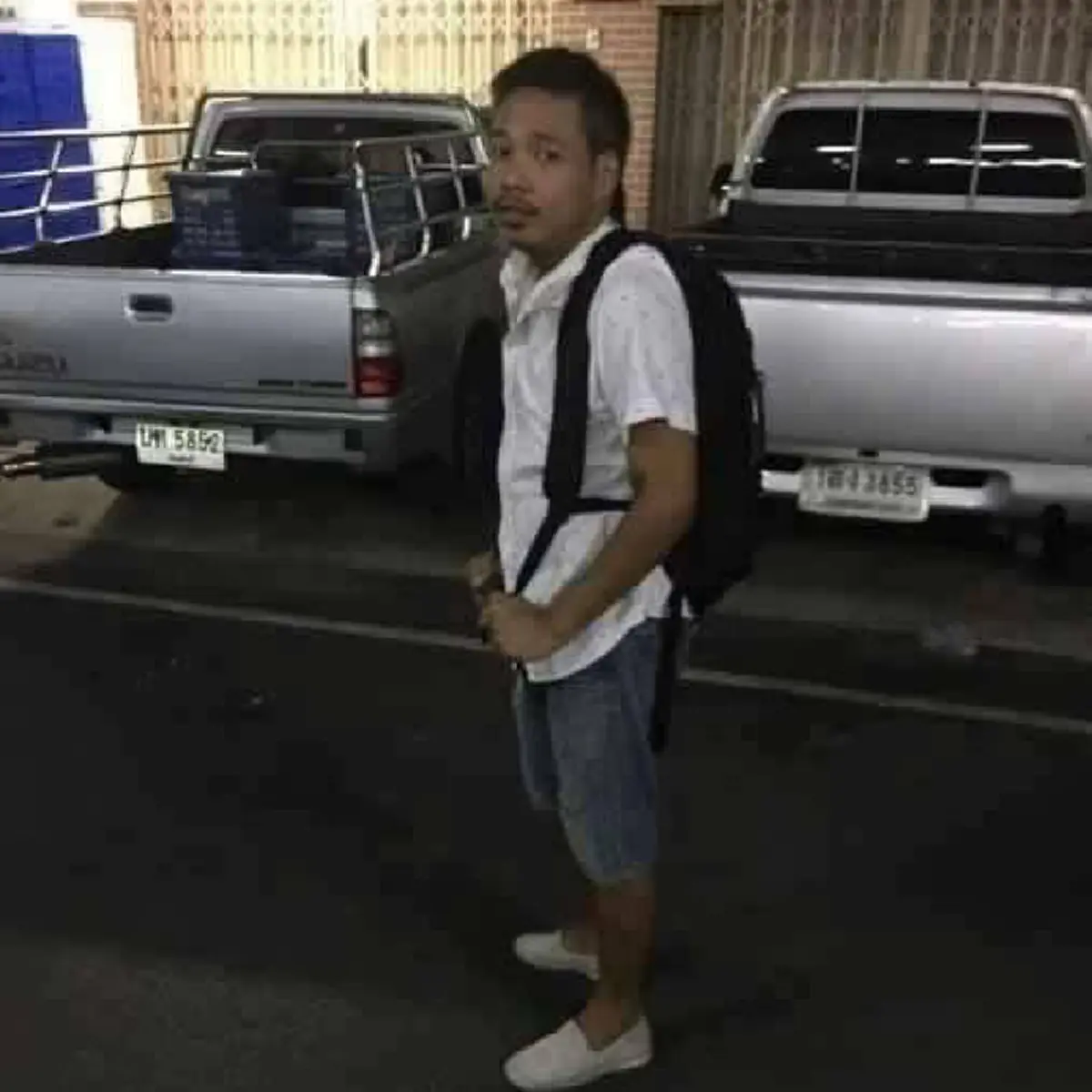 ตีหน้าเศร้า..รอรับกรรม? ด่วน!! รวบแล้ว "ไอ้ป่าเถื่อน" กระทืบ-ต่อยคนแก่สลบคาเท้า พร้อมเผยสาเหตุทำร้าย ไม่เลวจริงทำไม่ได้?