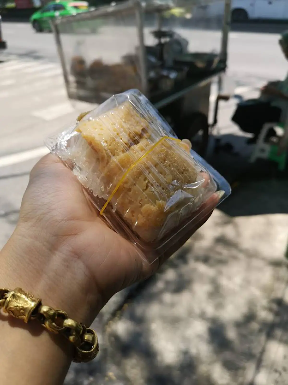 อร่อยคุ้มเกินราคา!!"คุณยาย"วัย84  ขายขนมหวานเเสนอร่อยเพียงลำพัง?! ใครได้ซื้อเป็นต้องติดใจ!! ใจดีชอบเเถมให้ด้วย..เเชร์สนั่นพิกัดอุดหนุน(คลิป)