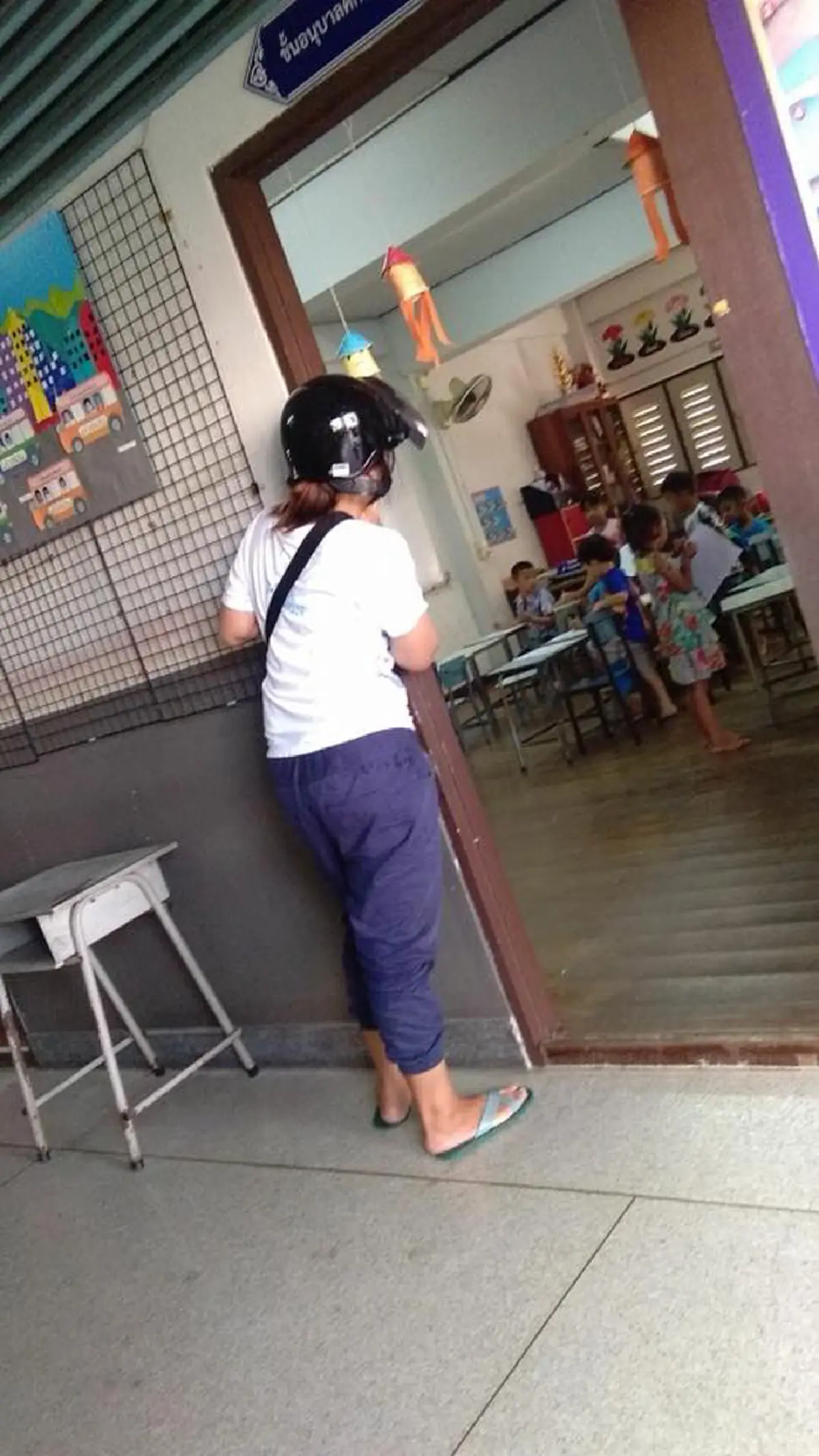 ซอมเบิ่งอยู่เด้อ !!? รวมภาพชวนยิ้ม ผู้ปกครองกับวันเปิดเทอมวันแรก น่ารักซะ! นึกว่าพลซุ่มยิง...มันก็จะห่วงๆหน่อย (ชมภาพชุด)