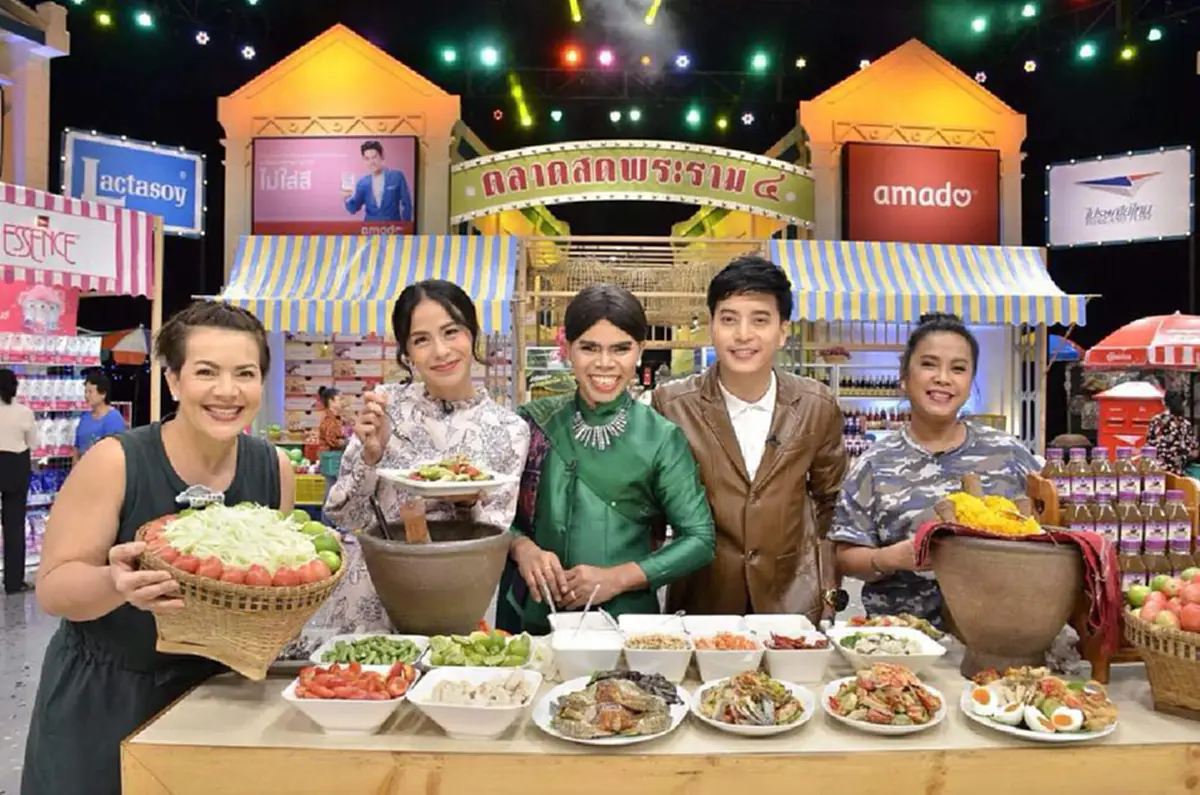 *สุดฮือฮา! เปิดภาพ "เจ๊ต๊อกแต๊ก" แม่ค้าส้มตำชื่อดัง ในชุดทำงาน "ข้าราชการ" (ชมคลิป)