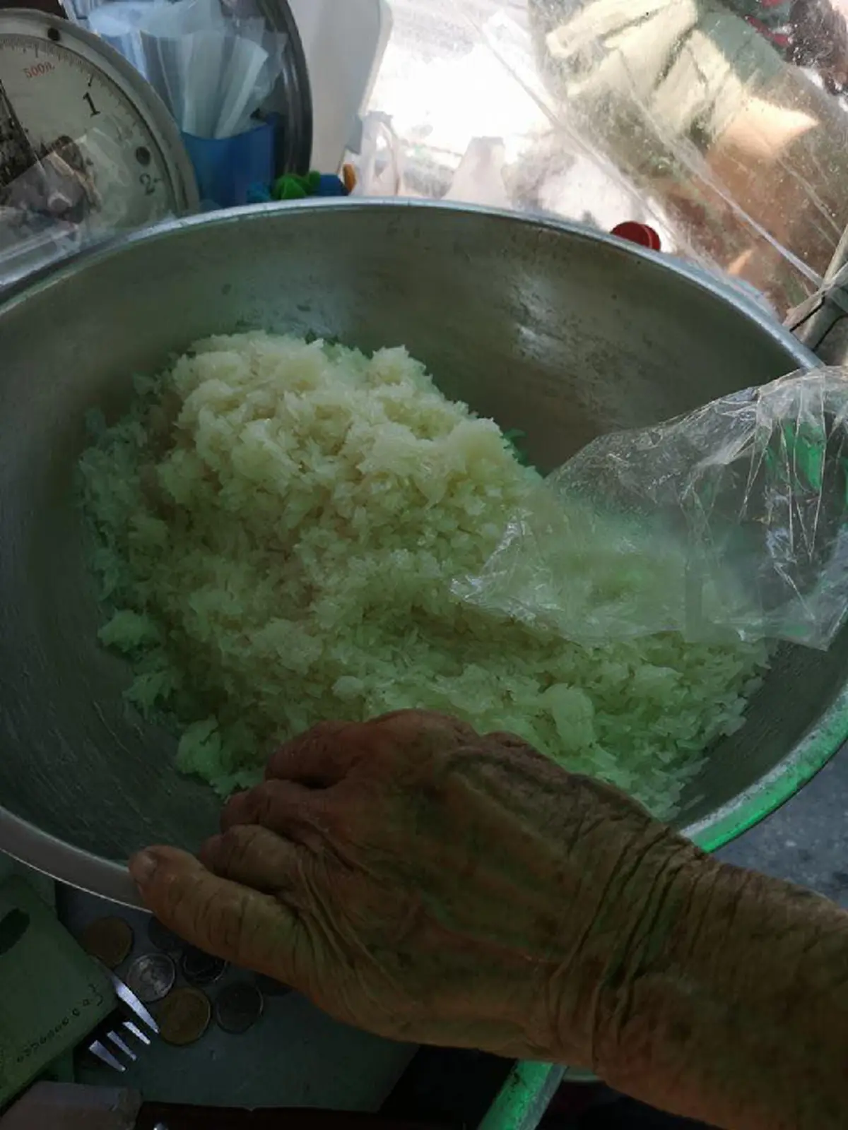 อร่อยคุ้มเกินราคา!!"คุณยาย"วัย84  ขายขนมหวานเเสนอร่อยเพียงลำพัง?! ใครได้ซื้อเป็นต้องติดใจ!! ใจดีชอบเเถมให้ด้วย..เเชร์สนั่นพิกัดอุดหนุน(คลิป)