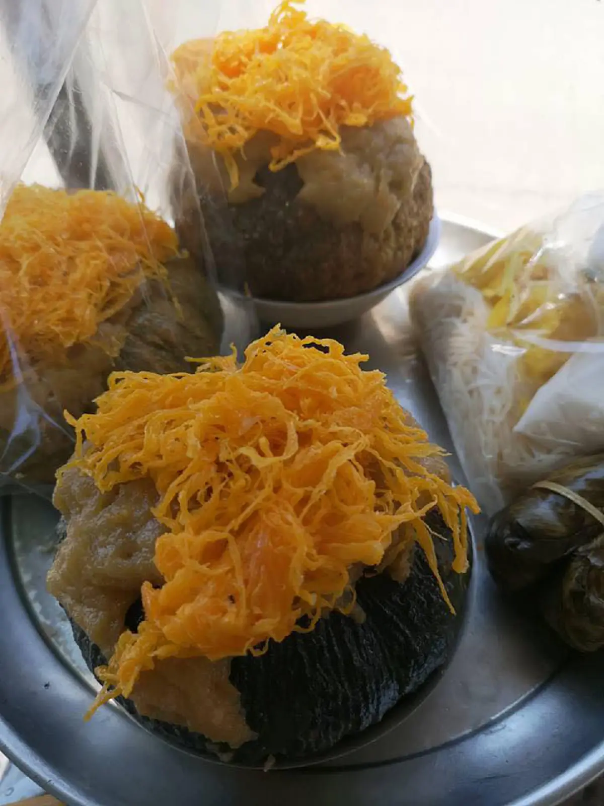 อร่อยคุ้มเกินราคา!!"คุณยาย"วัย84  ขายขนมหวานเเสนอร่อยเพียงลำพัง?! ใครได้ซื้อเป็นต้องติดใจ!! ใจดีชอบเเถมให้ด้วย..เเชร์สนั่นพิกัดอุดหนุน(คลิป)