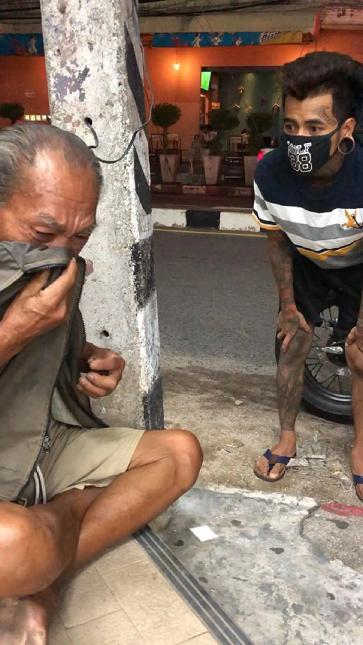 ลุงคิดถึงลูก?!! "คุณลุง"เดินทางไกล ตามหาลูกถึง"หาดใหญ่"..เสียงสั่นเครือไม่เจอลูก,ไร้เงินติดตัว!!ได้"หนุ่ม"ใจบุญช่วยเหลือ..น้ำตาล้นเอ่อ(คลิป)