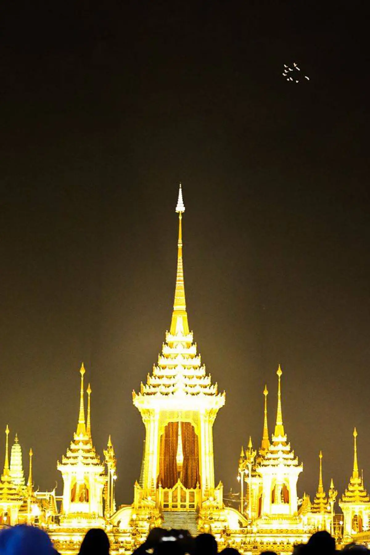 ที่สุดความพลัดพราก.."หลวงปู่พุทธะอิสระ" น้อมส่งเสด็จ "พ่อของแผ่นดิน" แสดงธรรมชีวิตแม้รู้สังขารสิ่งไม่เที่ยง แต่ความอาลัยครั้งนี้มีเสียน้ำตา
