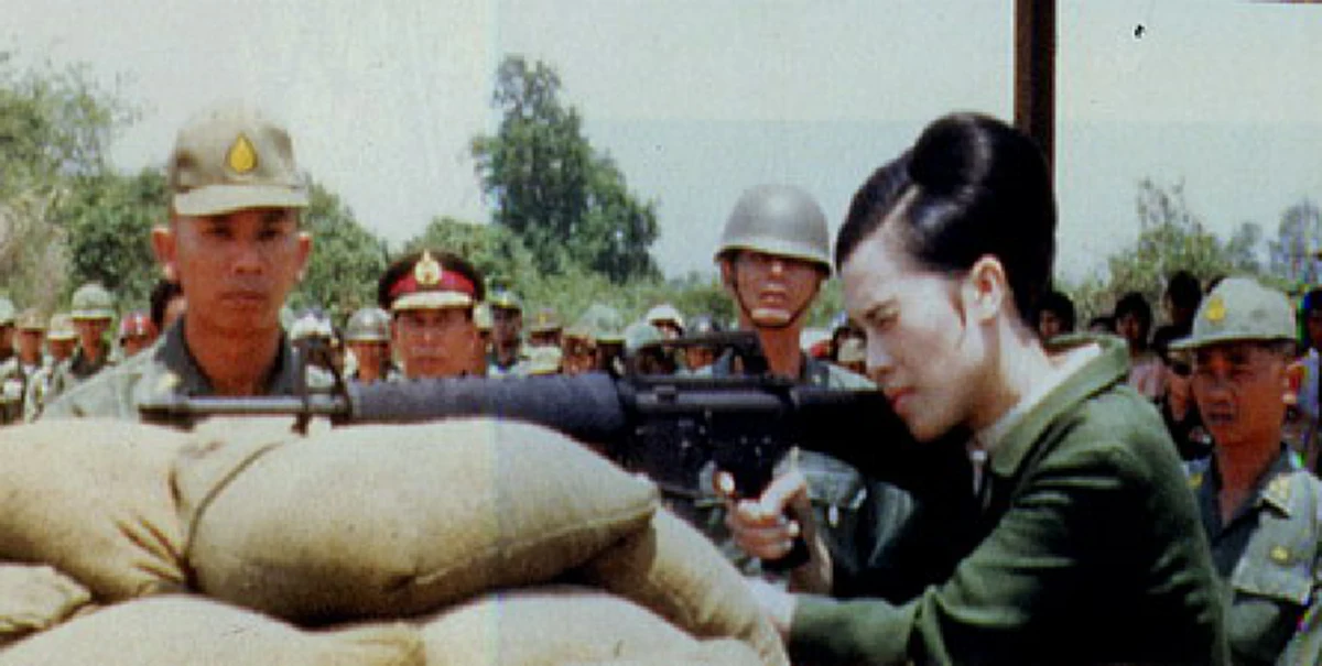 ธ ทรงเป็น จอมทัพไทย!! อีกหนึ่งพระปรีชาสามารถของ "ในหลวง ร.9 - สมเด็จพระราชินีฯ" ด้านทรงพระแสงปืน ที่คนรุ่นหลังไม่เคยได้เห็น (ภาพ)