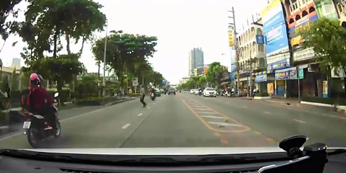 เพราะมึงทำกูซวยไปด้วย!! สุดมักง่ายคนเดินดุ่ยๆ ข้ามถนนก้าวสุดท้ายไม่รอด จยย.ขับในทางชนอย่างจังเทกระจาดระเนระนาด (คลิป)