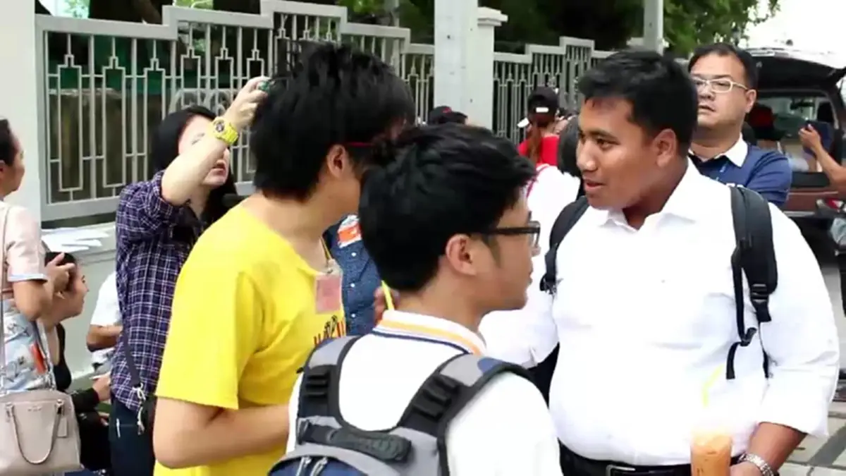 โผล่มาตามนัด !! "กลุ่มคนอยากเลือกตั้ง" เนติวิทย์นำทีม ยื่นศาลขอปล่อยตัวชั่วคราว....จ่านิวร่วมให้กำลังใจ (มีคลิป)