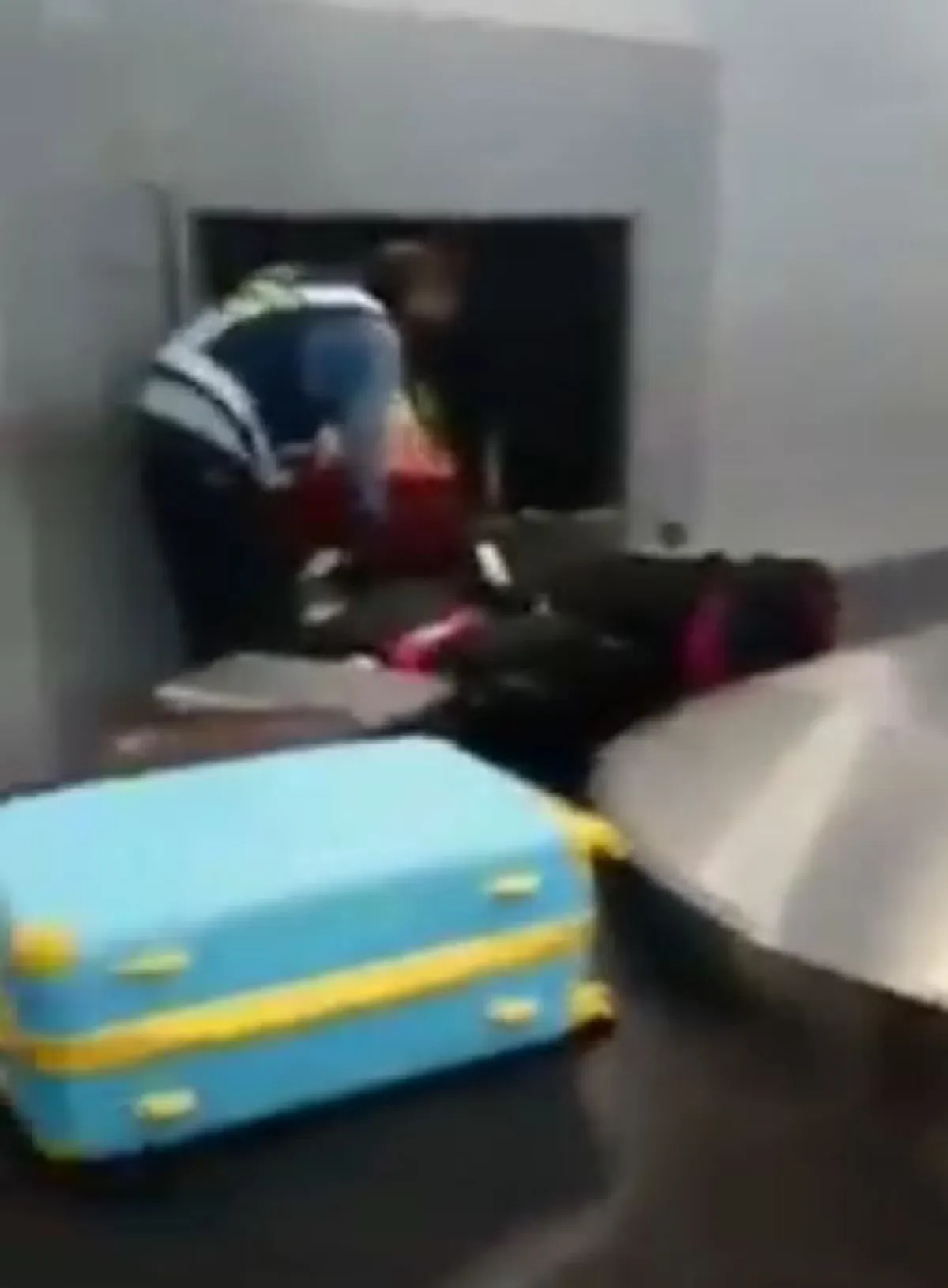 ภาพนี้น้อยคนจะเคยเห็น!! ผดส. แอบถ่าย  "พนักงานขนสัมภาระเครื่องบิน" ก้มๆ เงยๆ จัดเรียงกระเป๋าช็อตนี้ต้องชม ยกให้ทั้งหัวใจ (คลิป)