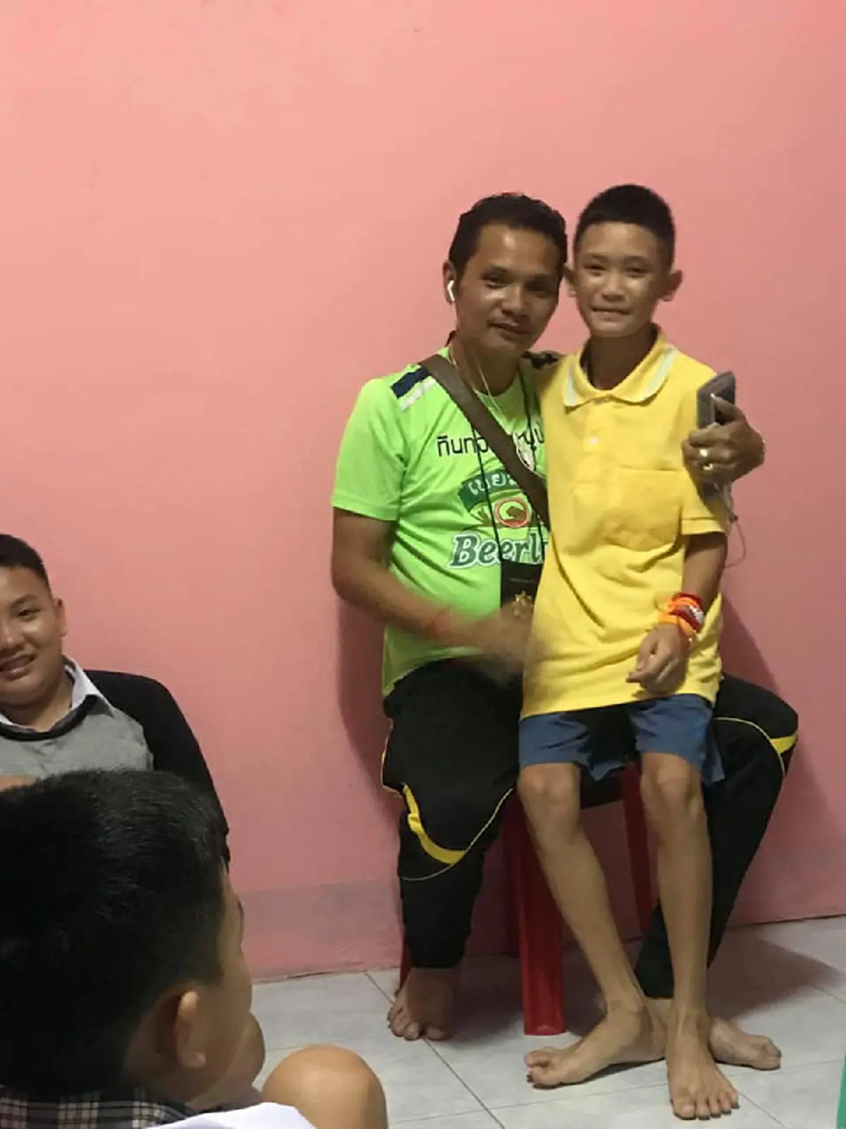 รอยยิ้มที่ทุกคนอยากเห็น!! "โค้ชนพ" เผยภาพล่าสุด "โค้ชเอก" หลังกลับสู่ครอบครัว ใบหน้าเปื้อนยิ้มมีความสุข พร้อมคำสั่งเด็ดขาด ต้องหายไวๆนะ !
