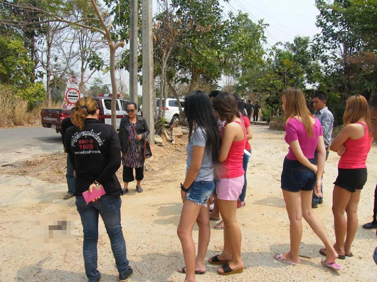 แตกตื่น ทั้งบาง!! ชาวบ้านแห่ดูซากปริศนา ถูกรถเหยียบแบน คาลานจอดรถ พอรู้เป็นอะไร สะเทือนใจ แทบกลั้นน้ำตาไม่อยู่!!
