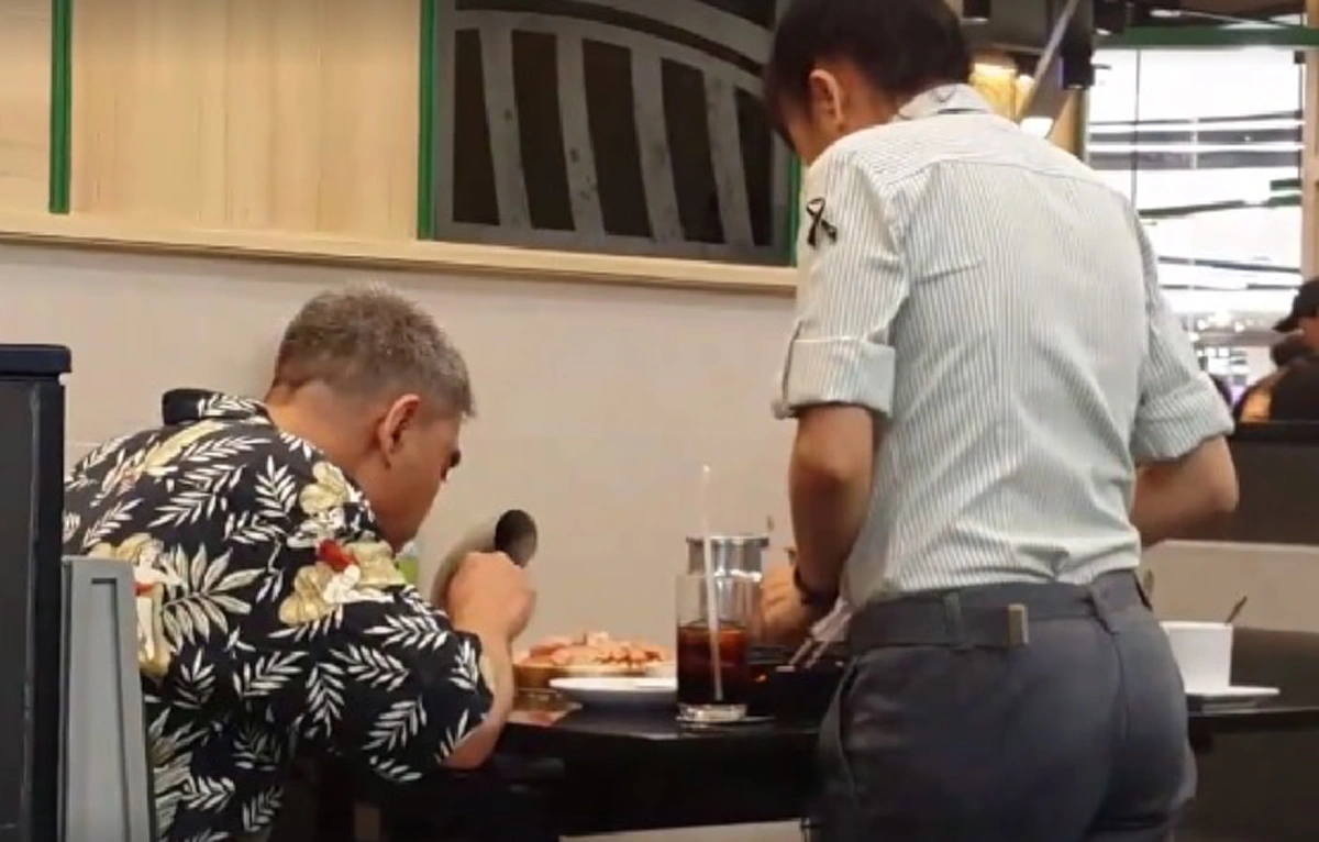 บริการด้วยหัวใจ!!! แชร์สนั่นลุงเข้าร้านปิ้งย่างมีพนง.ดูแลพิเศษ ทีแรกก็งงเขาเป็นใครพอซูมชัดถึงดวงตาชายคนนั้นเข้าใจได้ในทุกสิ่งทันที (คลิป)