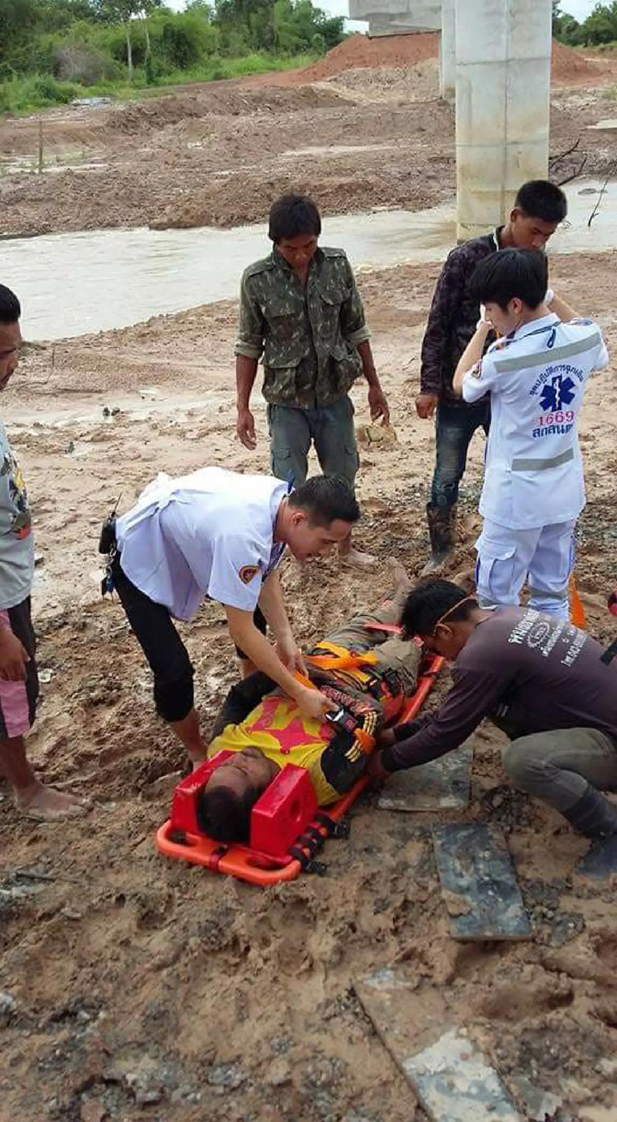 ชีวิตคนสำคัญที่สุด!!! ทีแรกก็งง..แชร์สนั่นภาพคนเจ็บนอนบนรถอีแต๊ก แต่เห็นสภาพถนนทำร้องอ๋อ นับถือหัวใจชุดกู้ชีพจริงๆ (ภาพชุด)