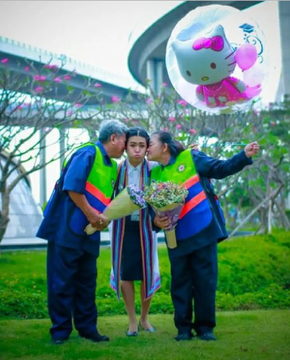 "ขอบคุณชายเก็บขยะและหญิงกวาดถนน ที่ทำให้ลูกมีวันนี้" บัณฑิตสาว โพสต์ข้อความซึ้ง ชาวเน็ตชื่นชม เธอคือแบบอย่างของคนไม่ลืมกำพืชตัวเอง !