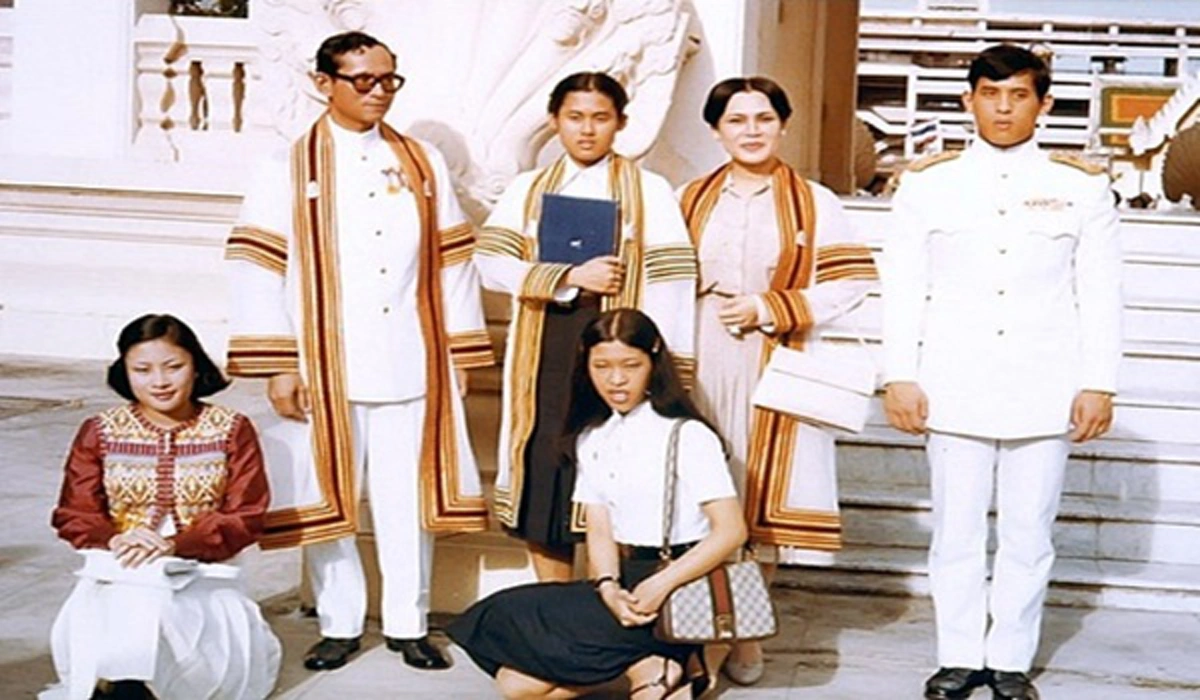 พ่อเเม่ต้องถ่ายรูปวันที่ลูกสำเร็จการศึกษาใช่ไหม เค้าไปถ่ายที่ไหนพาเราไปสิ!! "ในหลวง ร.9" ทรงตรัสถามในวันที่ "สมเด็จพระเทพฯ" ทรงรับปริญญาบัตร