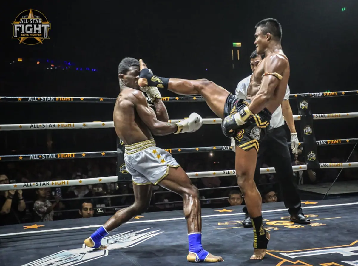 ท่าไม้ตาย?!! ดูกันชัดๆช็อตเด็ด..สุดโหด "บัวขาว" กระโดดเตะก้านคอเต็มๆ..ส่ง"คู่ชกออสซี่" ร่วงพื้นเวที "ออลสตาร์ ไฟต์"!! (มีคลิป)