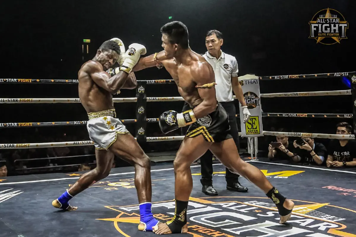 ท่าไม้ตาย?!! ดูกันชัดๆช็อตเด็ด..สุดโหด "บัวขาว" กระโดดเตะก้านคอเต็มๆ..ส่ง"คู่ชกออสซี่" ร่วงพื้นเวที "ออลสตาร์ ไฟต์"!! (มีคลิป)