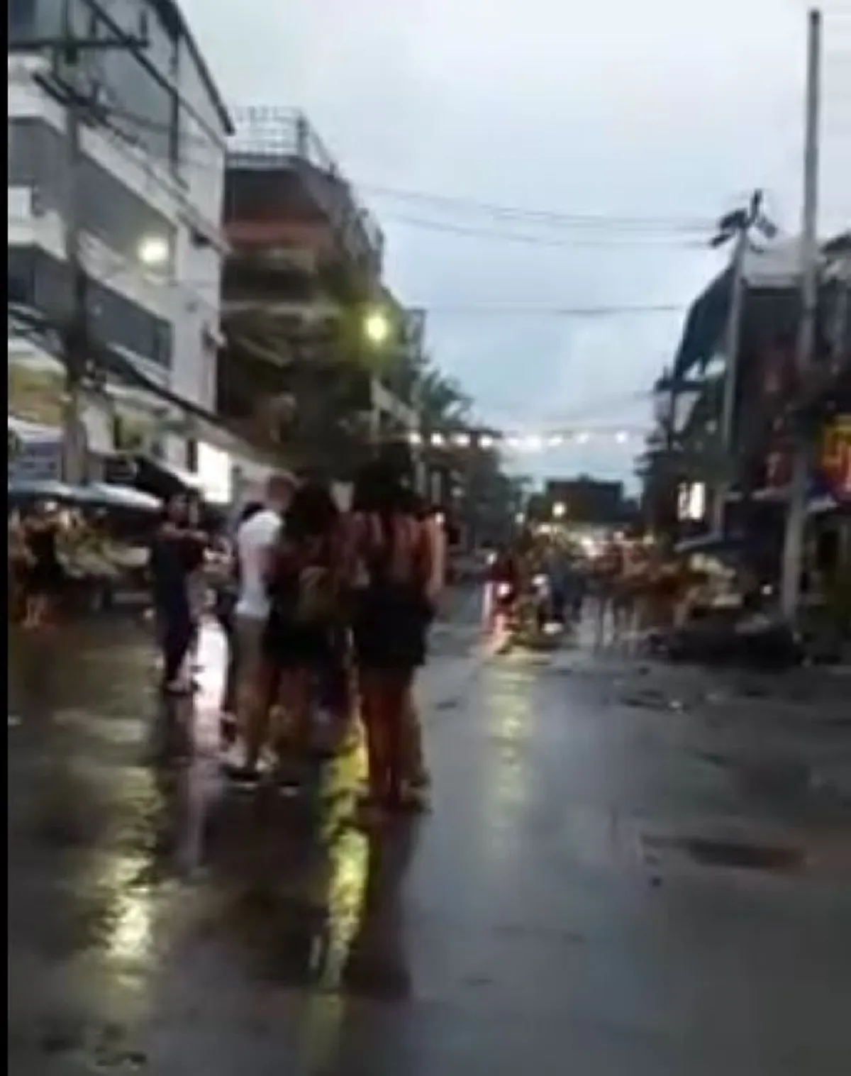 สันดานป่าเถื่อน!! แก๊งกะเทยกร่าง รุมยำ "นทท.ต่างชาติ" ใส่เต็มตีนไม่ไว้หน้า เละหมดสภาพ โซเชียลระอุ มึงทำให้ประเทศเสียชื่อ (คลิป)