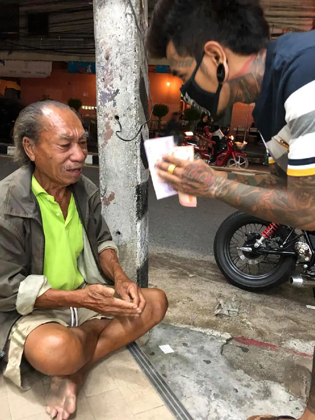 ลุงคิดถึงลูก?!! "คุณลุง"เดินทางไกล ตามหาลูกถึง"หาดใหญ่"..เสียงสั่นเครือไม่เจอลูก,ไร้เงินติดตัว!!ได้"หนุ่ม"ใจบุญช่วยเหลือ..น้ำตาล้นเอ่อ(คลิป)