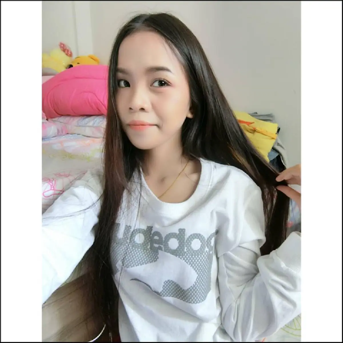 เปิดคลิป \"อาม ชุติมา\" โดนหนุ่มปาดอกไม้ใส่หน้า แฟนเพลงรับไม่ได้โห่ไล่ผู้ชายใจหมา