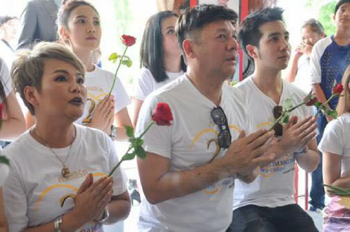 ขนลุก!! ซุปตาร์ลูกทุ่งบวงสรวงหุ่นขี้ผึ้ง"พุ่มพวง ดวงจันทร์" ก่อนขึ้นเวทีคอนเสิร์ตใหญ่ เสี่ยงเซียมซีได้เลขเด็ด3ตัวตรง คนแห่ซื้อกันเกลี้ยงแผง!