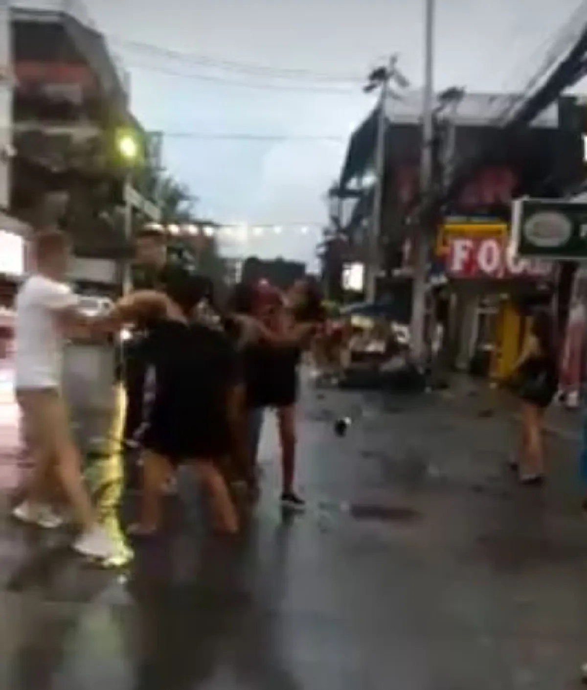 สันดานป่าเถื่อน!! แก๊งกะเทยกร่าง รุมยำ "นทท.ต่างชาติ" ใส่เต็มตีนไม่ไว้หน้า เละหมดสภาพ โซเชียลระอุ มึงทำให้ประเทศเสียชื่อ (คลิป)