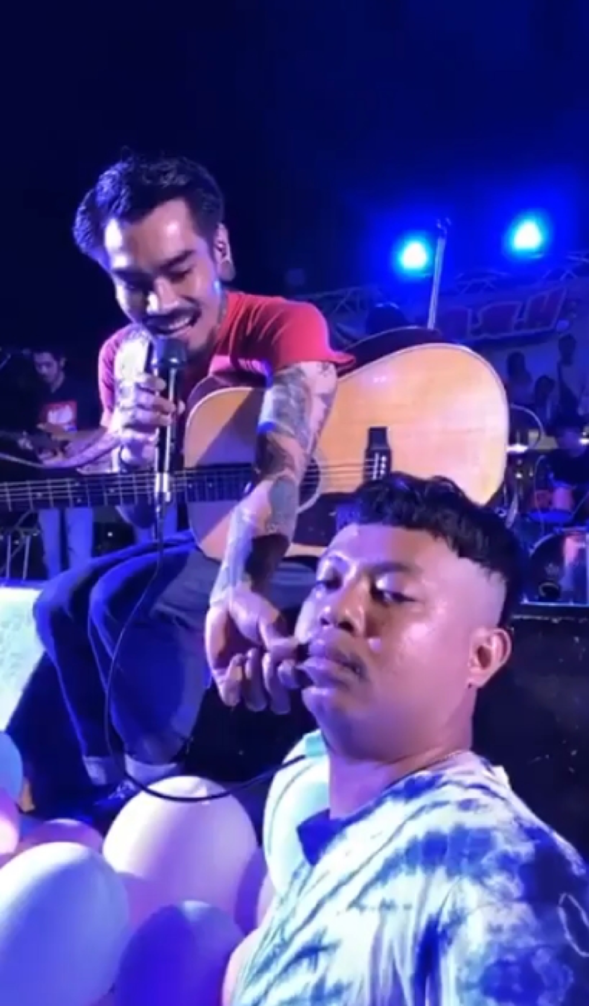 ยูทูบเบอร์หนุ่ม อัดคลิปทำหน้านิ่งดูคอนเสิร์ต เล็ก The Voice