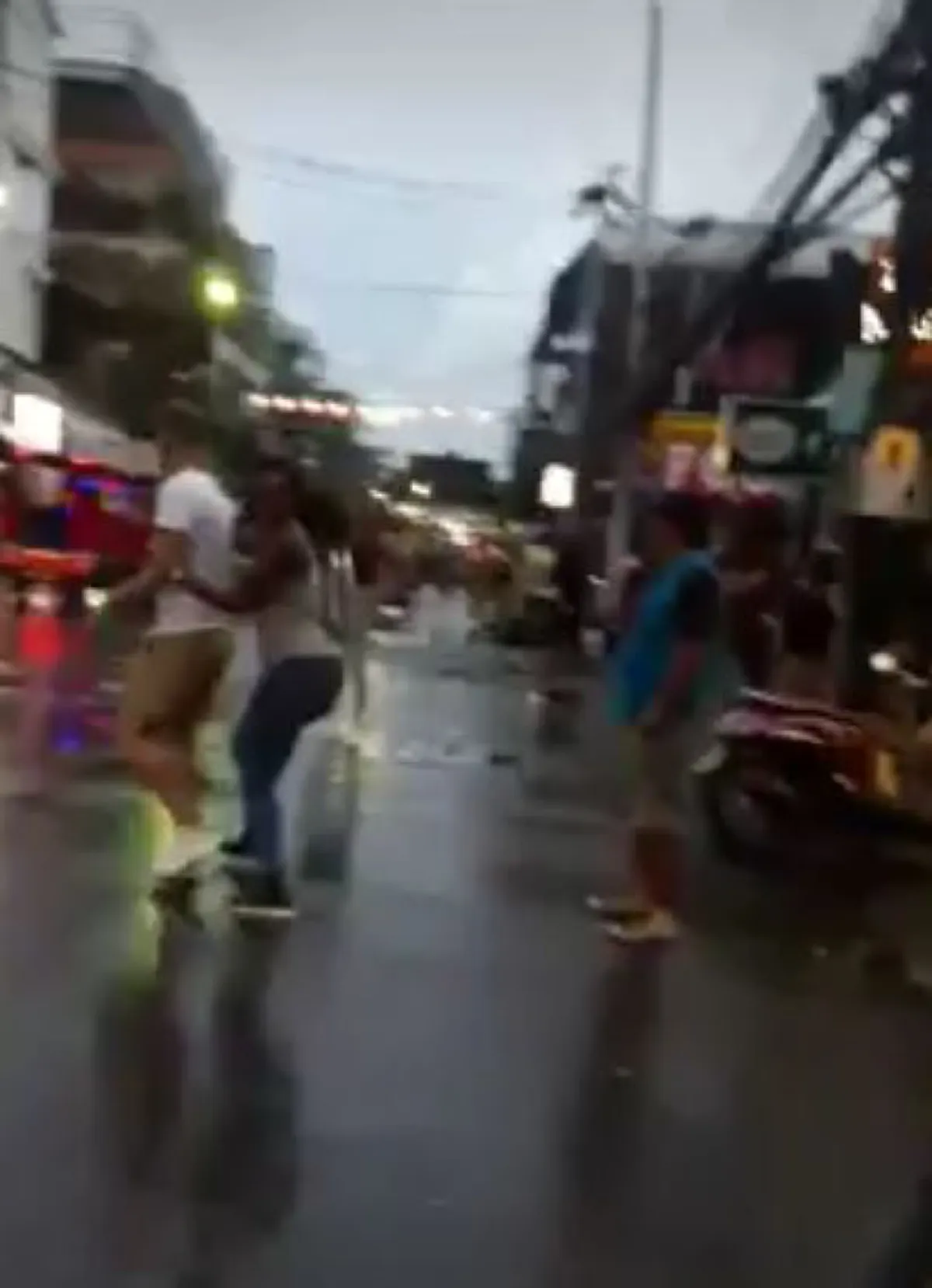 สันดานป่าเถื่อน!! แก๊งกะเทยกร่าง รุมยำ "นทท.ต่างชาติ" ใส่เต็มตีนไม่ไว้หน้า เละหมดสภาพ โซเชียลระอุ มึงทำให้ประเทศเสียชื่อ (คลิป)