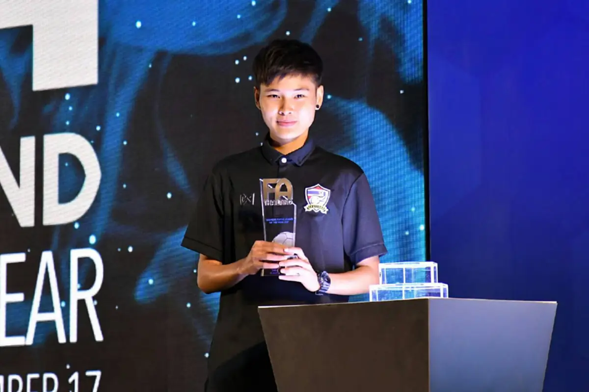 บุรีรัมย์ ยูไนเต็ด กวาด 6 รางวัล เมสซี่เจ คว้า รางวัลเกียรติยศ Presidents Award  งาน FA Thailand Awards 2017 (รายละเอียด)