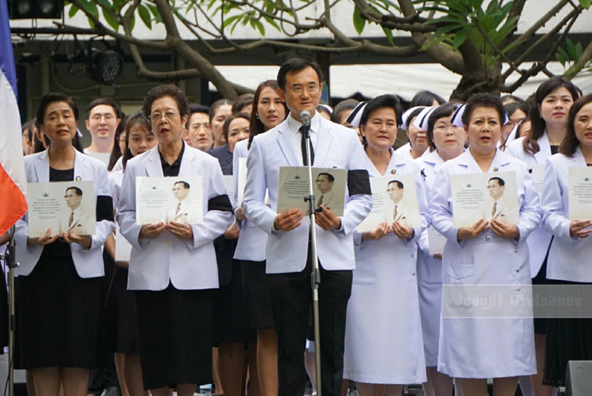ประมวลภาพ!! 13 ตุลา  น้อมสำนึกพระมหากรุณาธิคุณกับการครบรอบ 1 ปีแห่งความโศกเศร้าของปวงชนชาวไทยกับการจากไปของ พระเจ้าแผ่นดินรัชกาลที่ 9