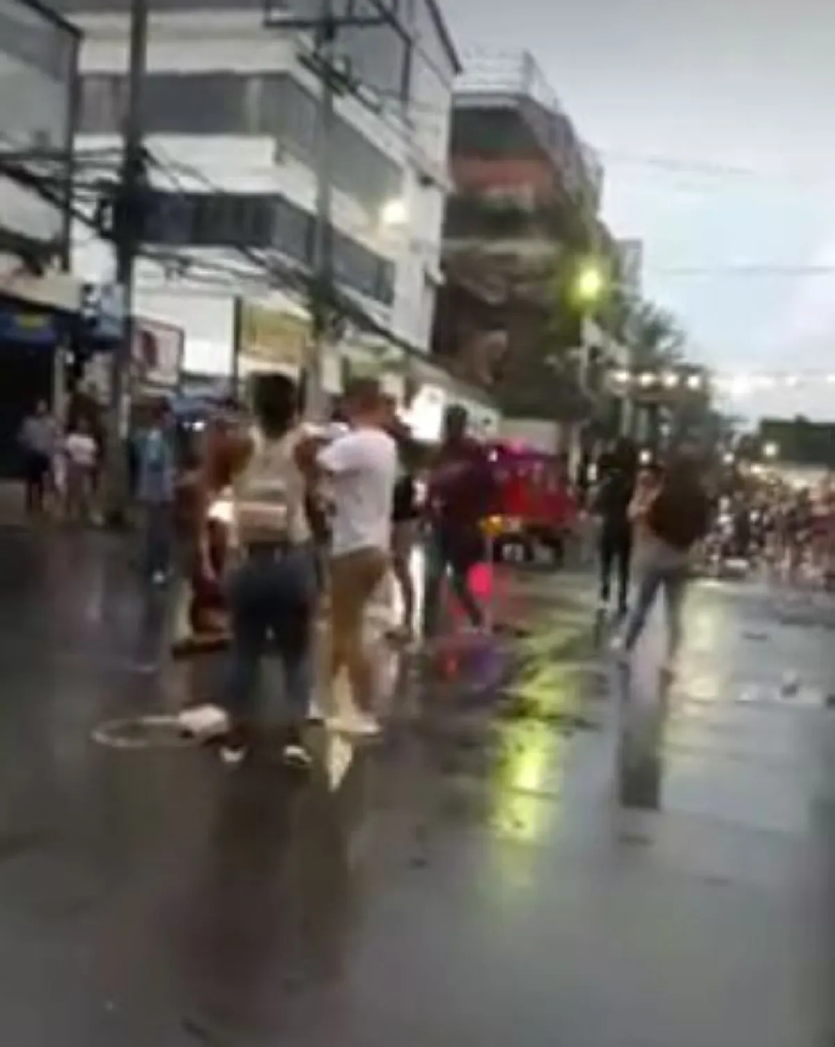 สันดานป่าเถื่อน!! แก๊งกะเทยกร่าง รุมยำ "นทท.ต่างชาติ" ใส่เต็มตีนไม่ไว้หน้า เละหมดสภาพ โซเชียลระอุ มึงทำให้ประเทศเสียชื่อ (คลิป)